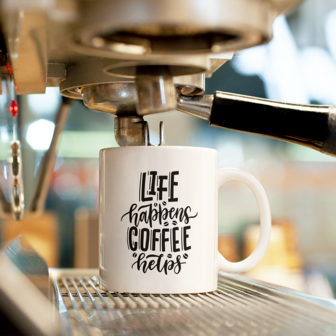 Beker/Mok -  Life happens Coffee helps