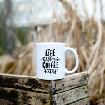 Beker/Mok -  Life happens Coffee helps