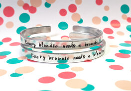 Set van 2 armbanden - Every blondie needs a brownie & Every brownie needs a blondie Set van 2 armbanden - Every blondie needs a brownie & Every brownie needs a blondie