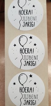 Sticker - hoera! jij bent jarig! - wit met zwarte opdruk - (5 stuks)